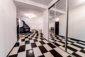 Habitación con suelo a cuadros en blanco y negro en Apartament Europa, en Kruszyn