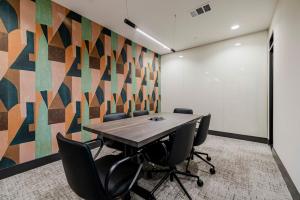 uma sala de conferências com uma mesa e cadeiras em frente a uma parede em Blueground Del Valle pool nr McKinney Falls ATX-355 em Austin mais 20 fotografias