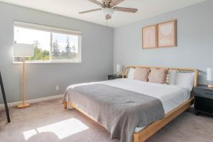 a bedroom with a large bed and a window at Blueground Edgewood Park pool nr Edgewood Park SFO-2060 in Redwood City +23 photos