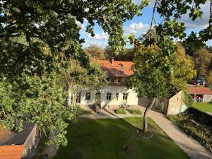 an aerial view of a house with a yard at Forsthaus Barsdorf in Fürstenberg