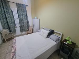 Ένα ή περισσότερα κρεβάτια σε δωμάτιο στο 2 BR APT in city center, few steps to the Med. sea