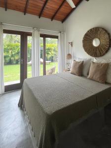 une chambre avec un grand lit avec un grand miroir dans l'établissement Kanferri Villa, à Ahangama