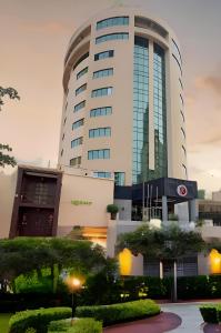 Un gran edificio blanco con muchas ventanas. en Ramee California Hotel, en Manama