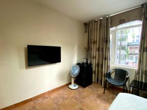 Μια τηλεόραση ή/και κέντρο ψυχαγωγίας στο Hotel Gia Huyên Quận 10