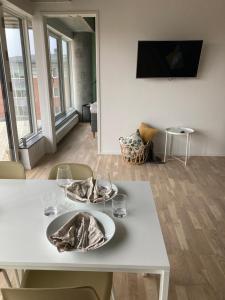 Μια τηλεόραση ή/και κέντρο ψυχαγωγίας στο Place Lund Apartments