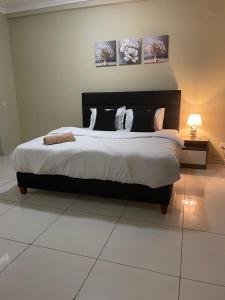 Una cama o camas en una habitación de Inaya Apartments - 2 & 3 Bed in Heart of East Legon!