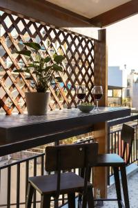 Un balcon sau o terasă la Adorable Jacuzzi flat in the most alive Athens!