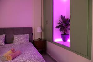 Un pat sau paturi într-o cameră la Adorable Jacuzzi flat in the most alive Athens!