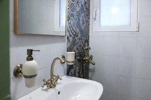 O baie la Adorable Jacuzzi flat in the most alive Athens! +31 fotografii