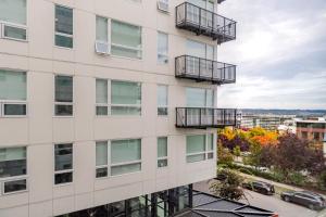 Ảnh trong thư viện ảnh của Blueground New Tacoma balcony nr Museum SEA-954 ở Tacoma