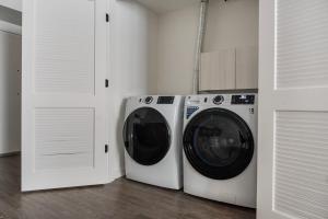 - un lave-linge et un sèche-linge dans la buanderie dans l'établissement Blueground New Tacoma balcony nr Wright Park SEA-956, à Tacoma