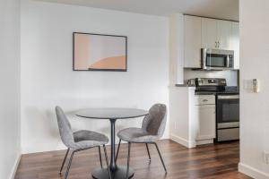 Η κουζίνα ή μικρή κουζίνα στο Blueground Santa Clara pool nr Central Park SFO-2046