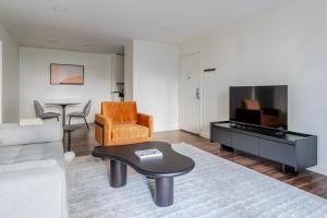 Μια τηλεόραση ή/και κέντρο ψυχαγωγίας στο Blueground Santa Clara pool nr Central Park SFO-2046