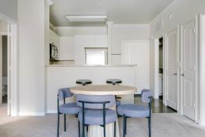 Φωτογραφία από το άλμπουμ του Blueground Coyote Creek North pool nr Park SFO-2027 σε Milpitas