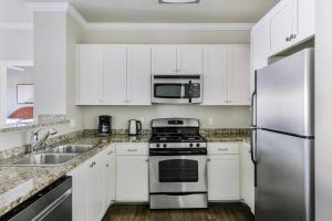 Φωτογραφία από το άλμπουμ του Blueground Coyote Creek North pool nr Park SFO-2027 σε Milpitas