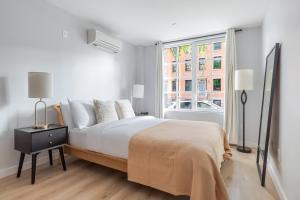 Postel nebo postele na pokoji v ubytování Blueground Vinegar Hill rooftop nr Brooklyn Bridge NYC-2111