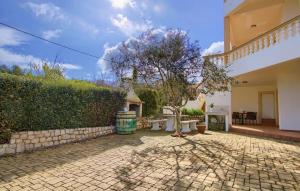 a courtyard of a house with a hedge at Beautiful Apartment In Lukoran With Wifi in Lukoran +14 photos
