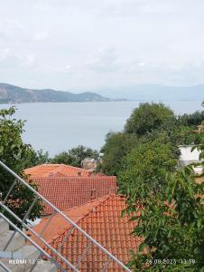 Blick auf das Wasser vom Dach eines Hauses in der Unterkunft Vila Marini in Lin