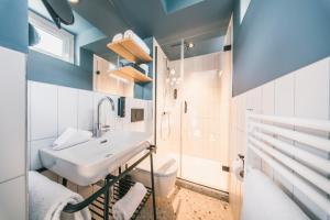 een badkamer met wastafel en toilet bij HOP Apartments & Suites in Interlaken +249 foto's