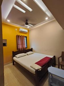 a bedroom with a bed in a room at Le Grace Sivaganga in Sivaganga