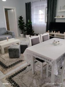 einen weißen Tisch und Stühle im Wohnzimmer in der Unterkunft Vila Marini in Lin