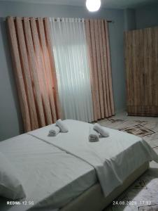 ein Schlafzimmer mit einem weißen Bett und einem Fenster in der Unterkunft Vila Marini in Lin