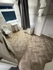 Un baño con inodoro y ventana. en WOLVES Stay, en Wolverhampton 8 fotos más
