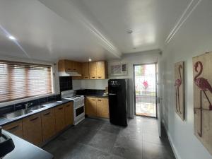 Imagen de la galería de Cairns North private apartment with pool, en Cairns North