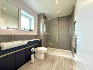 une salle de bain avec toilettes, lavabo et douche dans l'établissement Isles View, Luxury Modern Spacious Villa in Kirkwall, à Orkney 14 autres photos