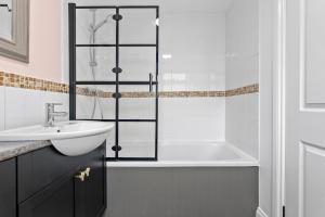 un baño con lavabo y bañera en Near Warwick Hospital, Cozy Studio, Free Parking, en Warwick 10 fotos más