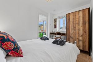 Un dormitorio con una cama con dos toallas encima. en Near Warwick Hospital, Cozy Studio, Free Parking, en Warwick