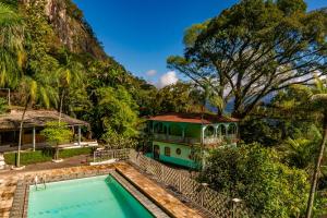 uma casa com piscina e carrinho em Refúgio na Serra de Petrópolis simples e acolhedor em Petrópolis mais 26 fotografias