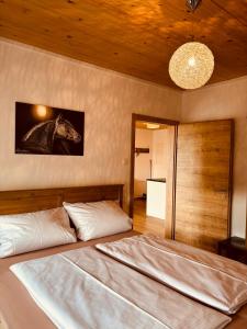 - une chambre avec un lit avec une photo d'un cheval dans l'établissement Linda‘s Ferien-Pferdehof, à Sigmarszell