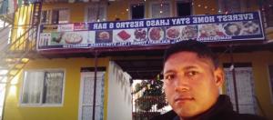 ThapathaliにあるEverest Home Stay Temal Kalimati Towerの看板を持つ建物の前に立つ男 +179枚の写真