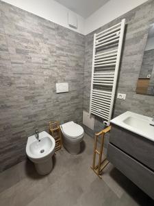 Koupelna v ubytování Lo Chalet delle Marmotte + 7 fotografií