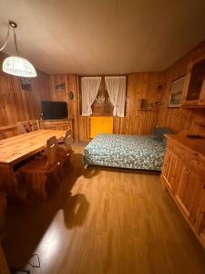 Postel nebo postele na pokoji v ubytování Lo Chalet delle Marmotte