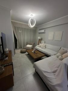 Katil atau katil-katil dalam bilik di Luxury apartment in Elefsina 2