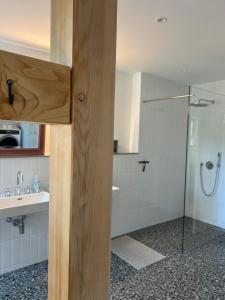 a bathroom with a shower and a sink at Forsthaus Barsdorf in Fürstenberg