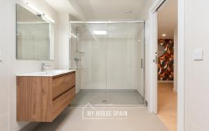 ein Badezimmer mit Dusche und Waschbecken in der Unterkunft MyHouseSpain - Edificio Vanguardia in Gijón