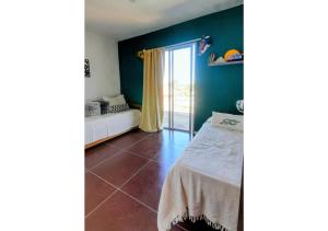 Cette chambre comprend un lit et une porte coulissante en verre. dans l'établissement GreyStone, à Balneario Buenos Aires 26 autres photos