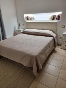 une chambre avec un grand lit avec une fenêtre dans l'établissement My Bright, à Gubbio