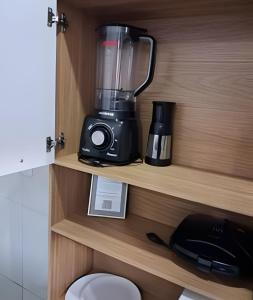 a blender sitting on a shelf in a kitchen at Apartamento acolhedor Maracanaú -Premium in Maracanaú +135 photos