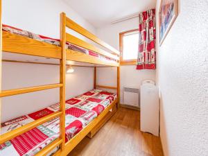 a bedroom with bunk beds in a hostel at Appartement lumineux 6 pers aux pieds des pistes, Saint-François-Longchamp - FR-1-807-30 in Saint-François-Longchamp