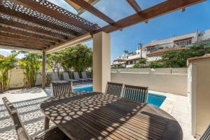 Πισίνα στο ή κοντά στο La Caleta Seaside Villa With Pool