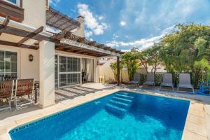 Πισίνα στο ή κοντά στο La Caleta Seaside Villa With Pool