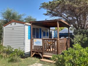 Budova, kde se kemp nachází