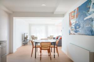 ein Esszimmer mit Tisch und Stühlen in der Unterkunft MyHouseSpain - Edificio Vanguardia in Gijón