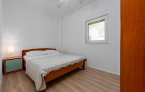 Ένα ή περισσότερα κρεβάτια σε δωμάτιο στο 1 Bedroom Stunning Apartment In Lukoran