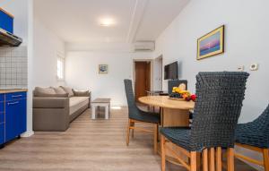 Μια τηλεόραση ή/και κέντρο ψυχαγωγίας στο 1 Bedroom Stunning Apartment In Lukoran