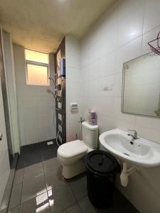 Koupelna v ubytování Cameronian Lodge by AziziCameron